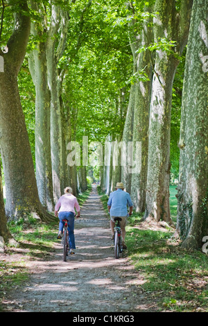 Paar Reiten Fahrräder, Frankreich Stockfoto