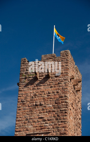 Deutschland, Franken, Wertheim. Ruinen des Schlosses 12. Jahrhundert Hohenburg, Flagge Turm. Stockfoto