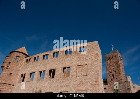 Deutschland, Franken, Wertheim. Ruinen des Schlosses 12. Jahrhundert Hohenburg, Flagge Turm. Stockfoto