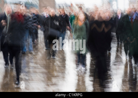 Verschwommenes Bild der Pendler am frühen Morgen an einem Wintertag, London Bridge, London, UK Stockfoto