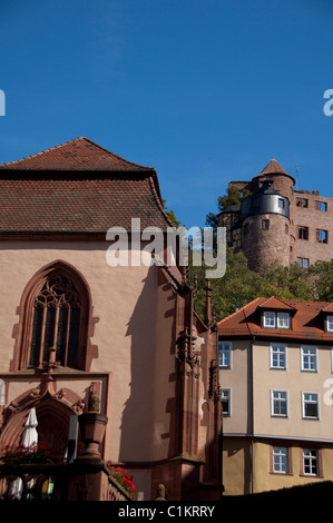 Deutschland, Franken, Wertheim. Historische Innenstadt Blick auf Schloss aus dem 12. Jahrhundert Hohenburg Ruinen. Stockfoto