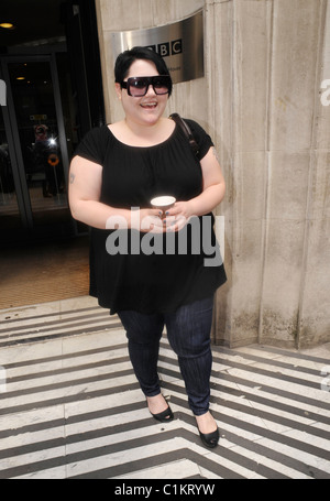 Beth Ditto von Gossip verlassen die BBC Radio 2 Studios London, England - 24.06.09 Stockfoto