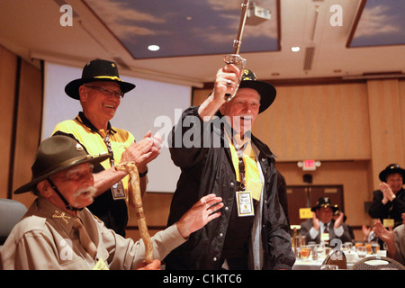 Walter Westman, wer 100 Jahre alt, holt ist oben ein Kavallerie-Säbel und feiert seinen Geburtstag Reunion der ersten Kavallerie-Division. Stockfoto