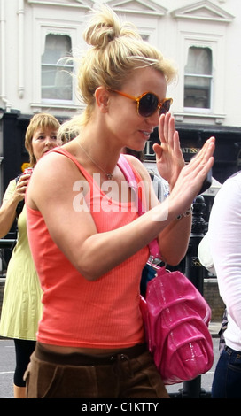 Britney Spears beim Einkaufen nach ihrer Rückkehr nach London nach ihrem Konzert in Manchester, London, England - 18.06.09 Stockfoto