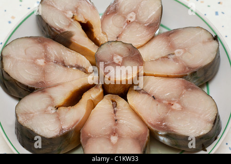 Bisschen geräucherter Makrele legte auf Teller in der Küche Stockfoto