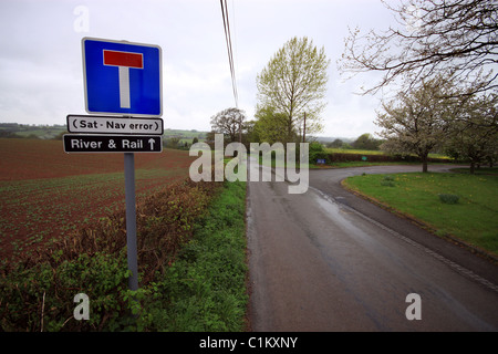 Sat Nav Fehler Schild am Straßenrand führt die Straße zum Fluss Stockfoto