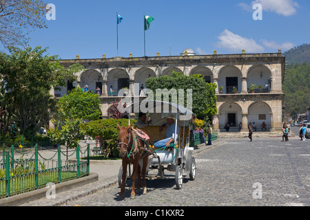 Pferd und Wagen außerhalb der alten Waffe Museum und Plaza Mayor, Antigua, Guatemala Stockfoto