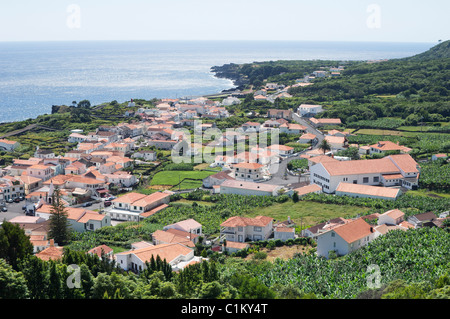 Luftaufnahme von Fischen Dorf der Ribeiras in der südlichen Küste von Pico Island, Azoren Stockfoto