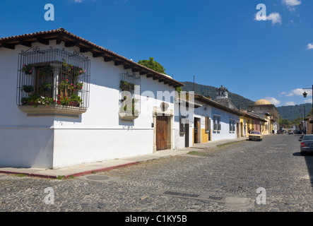 Typische Straße und Häuser, Antigua, Guatemala Stockfoto