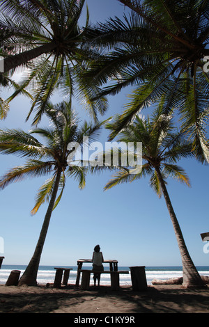 Frau unter Palmen Bäume, Playa Bejuco, Halbinsel Nicoya, Costa Rica Stockfoto