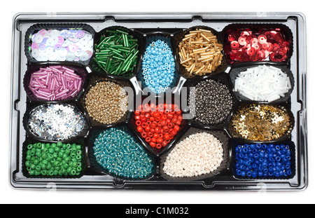 Farbe Perlen in Form unter Süßigkeiten auf weißem Hintergrund Stockfoto