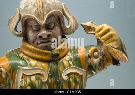 China, Shanghai, Shanghai Museum, Polychrom glasierte Keramik Statue des himmlischen Wächter, Tang, Anzeige 618-907 Stockfoto