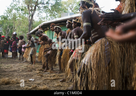 Lockhart River Gemeinschaft Tanzgruppe beim Laura Aboriginal Dance Festival. Laura, Queensland, Australien Stockfoto