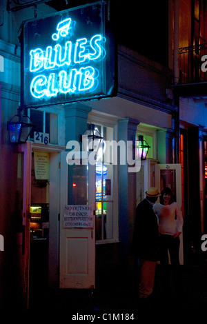 Blues Club Leuchtreklame auf der Bourbon Street in der Französisch Quarter von New Orleans, Louisiana, USA. Stockfoto