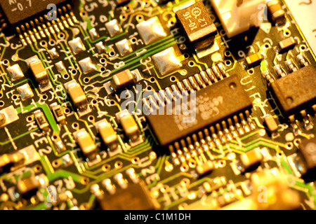 Details ansehen von Computerchips Schaltung auf ein goldenes Licht zu schließen. Stockfoto