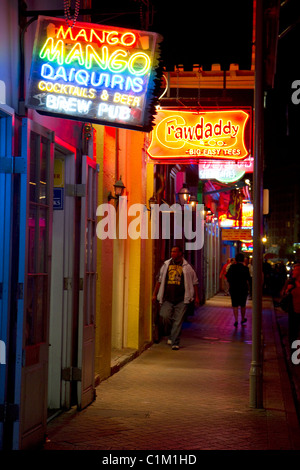 Leuchtreklamen an Bars und Restaurants entlang der Bourbon Street in der Französisch Quarter von New Orleans, Louisiana, USA. Stockfoto