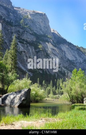 Blick vom Fluss im Yosemite Valley im Yosemite-Nationalpark, Kalifornien, USA Stockfoto