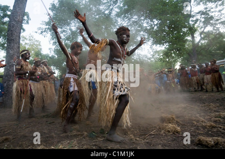 Lockhart River Gemeinschaft Tanzgruppe beim Laura Aboriginal Dance Festival. Laura, Queensland, Australien Stockfoto