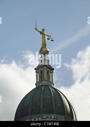 Figur der Justitia mit einem Schwert für Bestrafung und Balance Waagen Gerichtshofs im Old Bailey, der zentrale Verbrecher Co Stockfoto