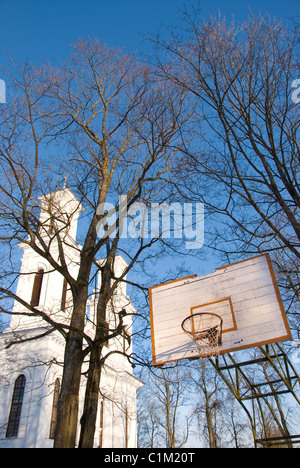Basketball-Rückwand in der Nähe von weißen Kirche in Litauen Stockfoto