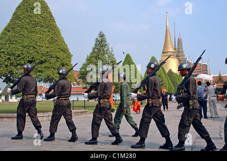 Thailand, Bangkok, Wat Phra Kaeo Tempel befindet sich im königlichen Palast Gehäuse, Soldaten Stockfoto