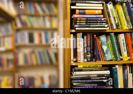 Hardcover Bücher in den Regalen im Second-Hand Buchladen Hay on Wye Wales UK Stockfoto