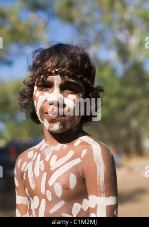 Porträt eines jungen Aborigine in Stammes-Körperfarbe.  Laura, Queensland, Australien Stockfoto