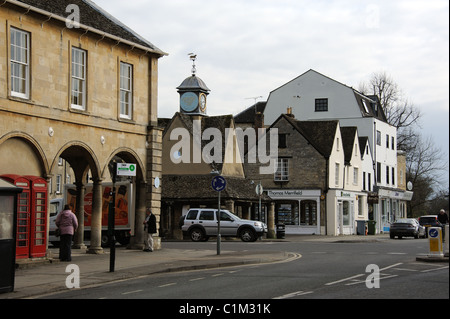 West Oxfordshire Markt Stadt von Witney England UK. Das Rathaus und Buttercross Stockfoto