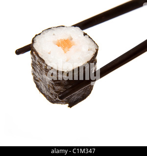 Lachs Sushi-Rolle in Stäbchen isoliert auf einem weißen Studio-Hintergrund statt. Stockfoto