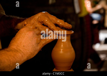 Nahaufnahme von den Händen eines Töpfers arbeiten an einem neuen Stück. Stockfoto