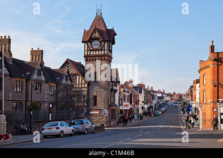 Hauptstraße mit Barrett Browning Institut Uhrturm Ledbury Herefordshire England UK Stockfoto