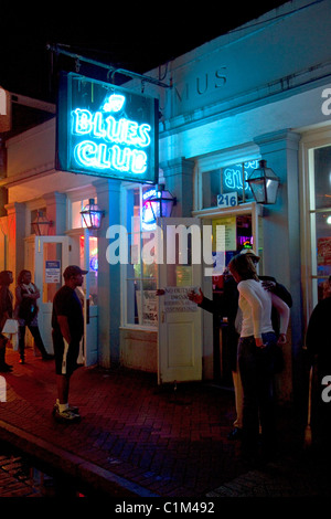 Blues Club Leuchtreklame auf der Bourbon Street in der Französisch Quarter von New Orleans, Louisiana, USA. Stockfoto