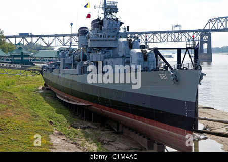 USS Kidd Marine Zerstörer dient als Bestandteil der Louisiana Veterans Memorial auf dem Mississippi in Baton Rouge, Louisiana. Stockfoto