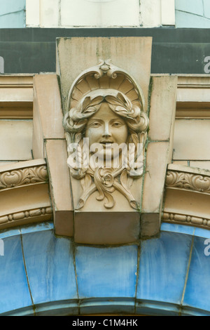 Art déco-architektonisches Detail Adelphi Theatre, attercliffe Road, Sheffield. Erbaut 1920 vom Architekten William C. Fenton Stockfoto