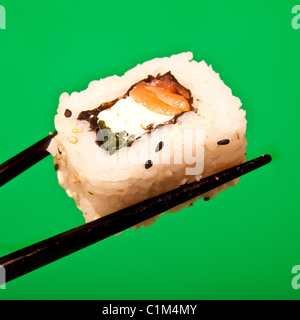Geräucherter Lachs und Frischkäse kalifornischen roll Sushi. Stockfoto