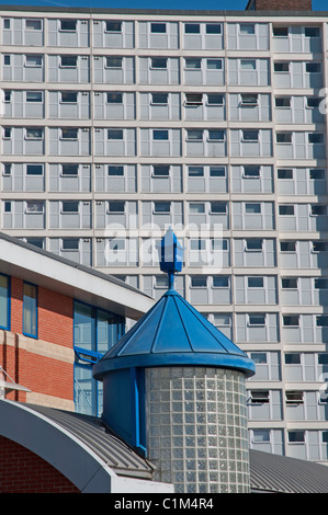 Pendleton Police Station, vor dem Hintergrund von einem Wohnblock. Salford. Stockfoto