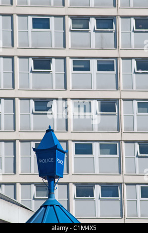 Polizei melden, Pendleton Police Station, vor dem Hintergrund von einem Wohnblock. Salford. Stockfoto