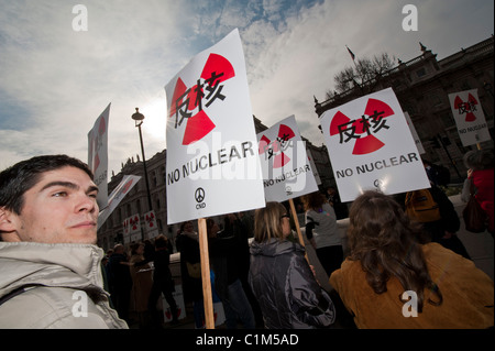 Anti-nuclear Demonstranten versammeln, trägt Trauerflor zu Ehren derer, die in Japan gestorben um fordern einen Stopp der Verwendung Stockfoto