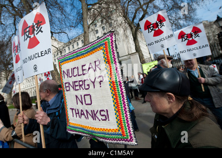 Anti-nuclear Demonstranten versammeln, trägt Trauerflor zu Ehren derer, die in Japan gestorben um fordern einen Stopp der Verwendung Stockfoto