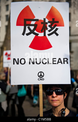 Anti-nuclear Demonstranten versammeln, trägt Trauerflor zu Ehren derer, die in Japan gestorben um fordern einen Stopp der Verwendung Stockfoto