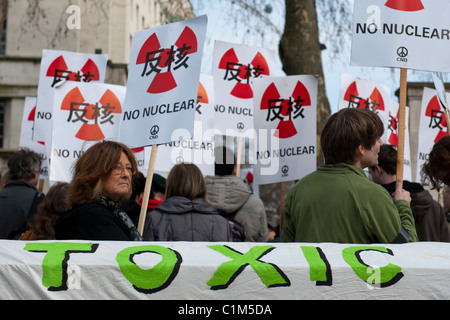 Anti-nuclear Demonstranten versammeln, trägt Trauerflor zu Ehren derer, die in Japan gestorben um fordern einen Stopp der Verwendung Stockfoto