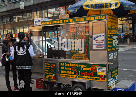 Garküche in Straße Verkauf Hot Dogs, Brezeln etc., Manhattan, New York, Vereinigte Staaten von Amerika. Stockfoto