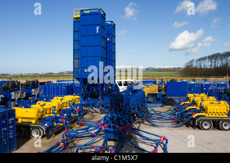 Fracking Pumps & Sandsilos in Cuadrilla Resources Frac Pumpe Exploration & Bohrgeräte an Der Schiefergasbohrstelle, Presse Hall Farm, Blackpool, Großbritannien Stockfoto