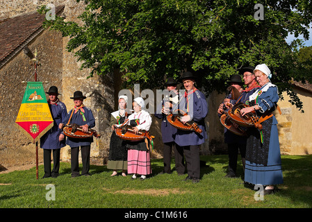 Frankreich, Indre, George Sand Berry, Nohant, Folklore-Spektakel der Gruppe Les Gas du Berry vor römischen Kirche Sainte Anne Stockfoto