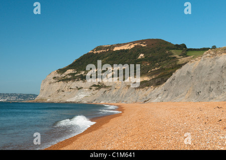 Die Erbse-Kiesstrand an der einladendsten, in der Nähe von Bridport, Dorset, UK. Ansicht West Golden Cap, Hügel mit Greensand Felsen begrenzt. Stockfoto