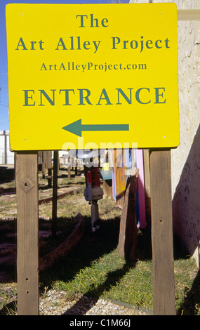 Ein Projekt der Kunst im öffentlichen Raum, The Alley Kunstprojekt, macht guten Gebrauch von einer alten Gasse in Mountainair, New Mexico. Stockfoto