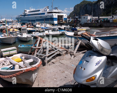 Capri ist eine italienische Insel vor der Sorrentinischen Halbinsel, auf der Südseite des Golfs von Neapel. Stockfoto