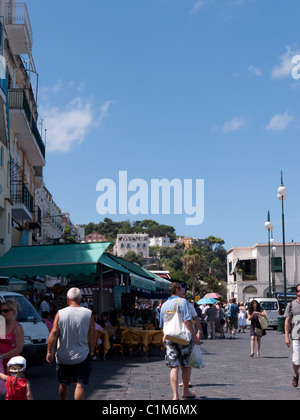 Capri ist eine italienische Insel vor der Sorrentinischen Halbinsel, auf der Südseite des Golfs von Neapel. Stockfoto