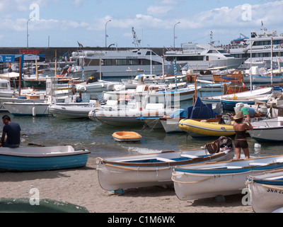 Capri ist eine italienische Insel vor der Sorrentinischen Halbinsel, auf der Südseite des Golfs von Neapel. Stockfoto