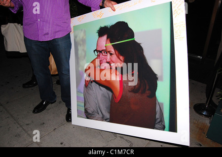 Tom Arnold hält ein Porträt von sich selbst und seine Verlobte Ashley Groussman, wie er Herrn Chow Restaurant verlässt nach feiert seinen Stockfoto